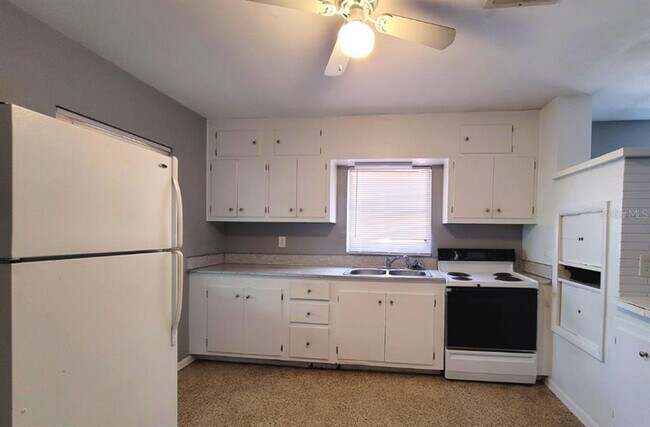 Building Photo - 5806 Siesta Ln