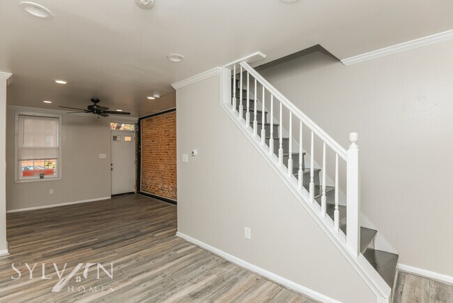 Foto del edificio - Beautiful 2BR 1.5BA Traditional Townhome