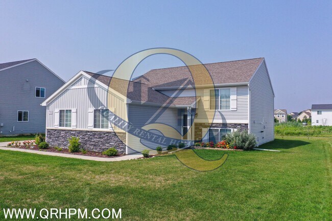 Building Photo - Immaculate Upgraded 3-Bed / 2-Bath Home in...