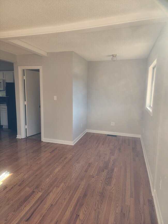 Sala de estar y medio baño - 3231 Dorian Rd