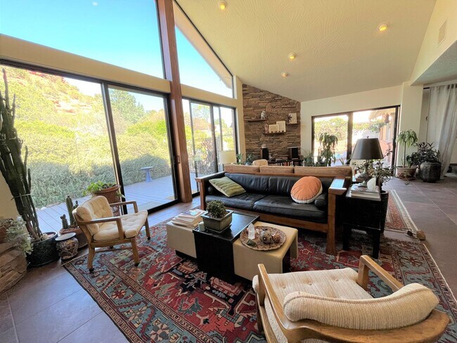 Foto del edificio - Incredible Furnished Rental Available Unti...