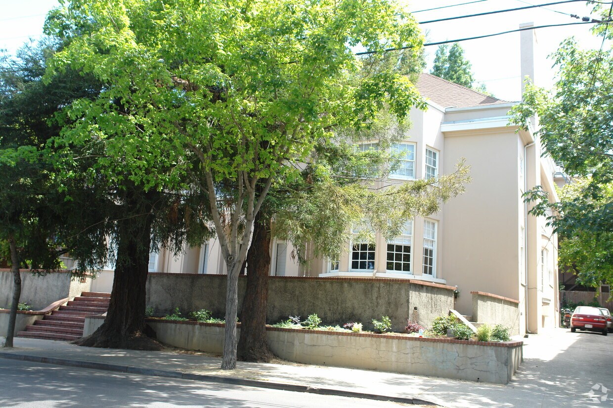 Foto principal - 2425 Piedmont Ave