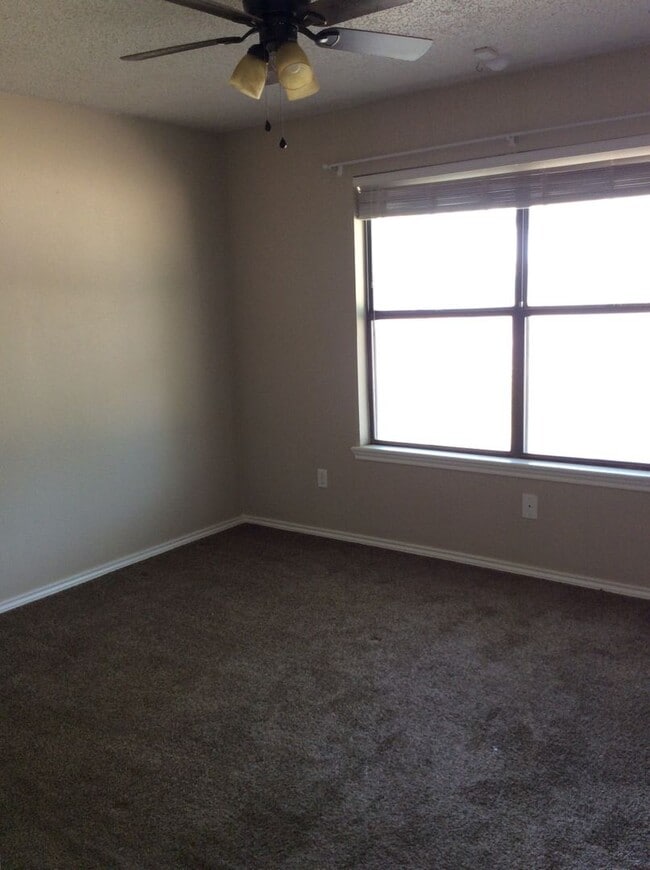 Building Photo - Beautiful 3/2/2 Home Available August!