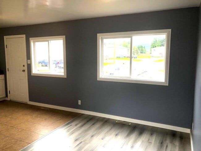 Building Photo - 3 bedroom in Kitimat BC V8C 1W2