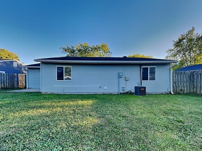 Building Photo - 4 bed 1 bath with a fenced in backyard!