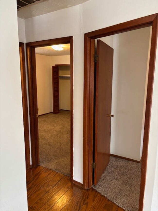 Foto del edificio - 2 BEDROOM 4- PLEX, NEWER FLOORING, FRESH PAINT, CLEAN AND QUIET.