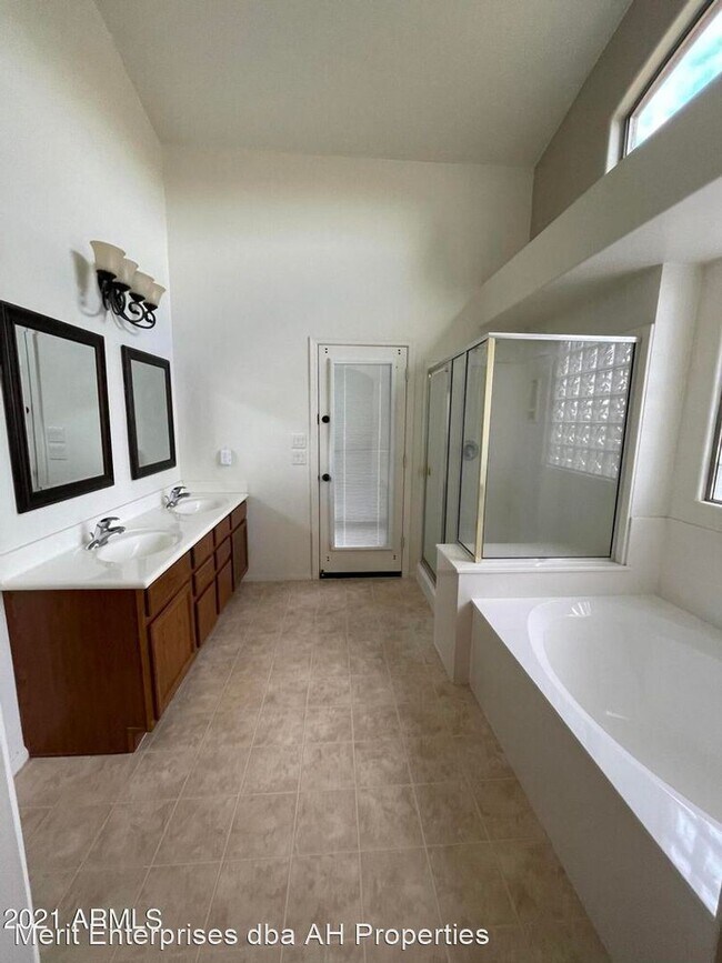 Building Photo - 4 br, 2 bath House - 1374 W HOLSTEIN TRAIL