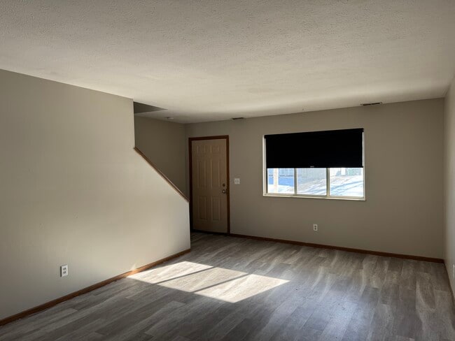 Building Photo - 1833 Cloveridge Dr