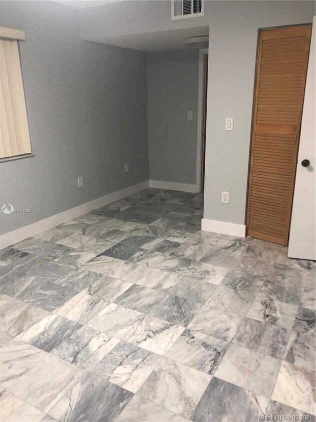 Foto principal - 15525 Miami Lakeway N