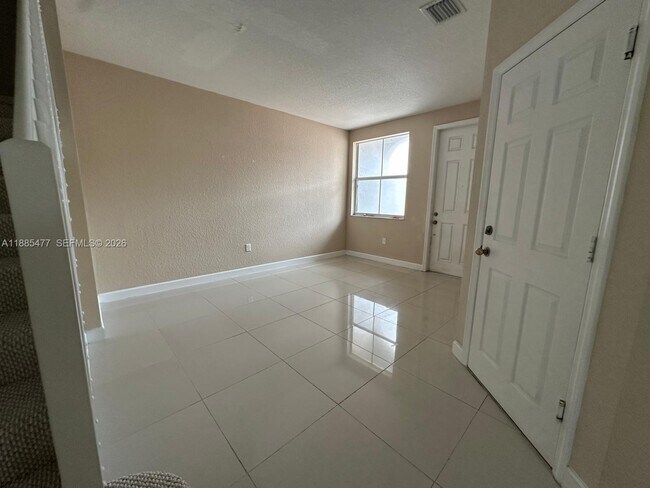 Foto del edificio - 1026 NE 207th Terrace