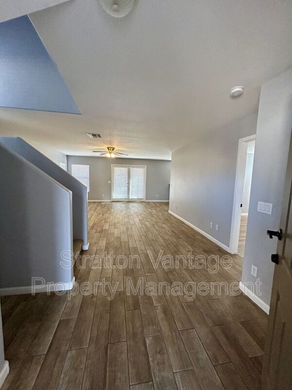 Building Photo - 12841 W Laurel Ln