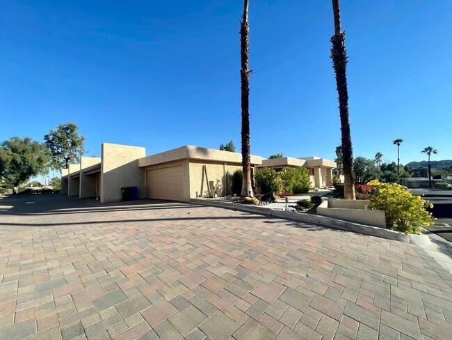 Building Photo - AVAILBLE NOW !! 2 Bedroom 2 Bathroom + Den...