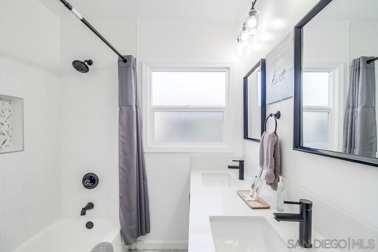 Foto principal - BEAUTIFULLY MAINTAINED AND UPDATED HOME W/...