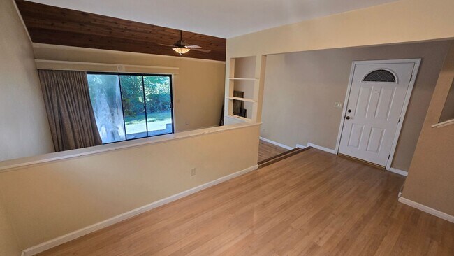 Building Photo - 8341 Valley View Ct