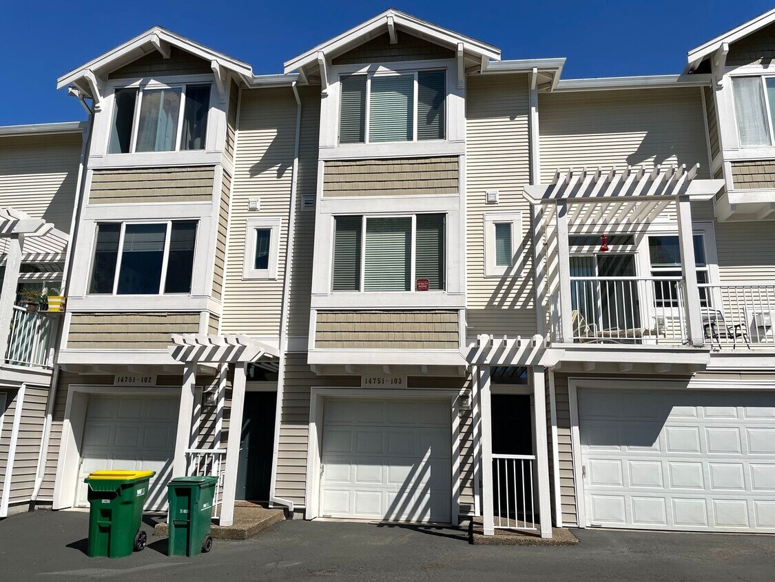 Primary Photo - Stylish 2br/2.5ba Townhome with 2-car tand...