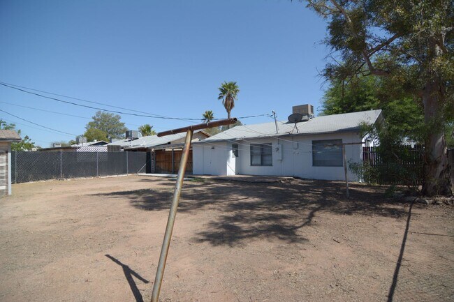 Foto del edificio - Freshly Updated 3 Bedroom 1 Bath Home! Cen...