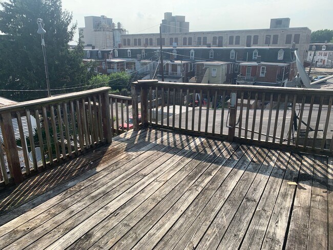 Building Photo - Available Now! Spacious 3rd Floor on “The ...