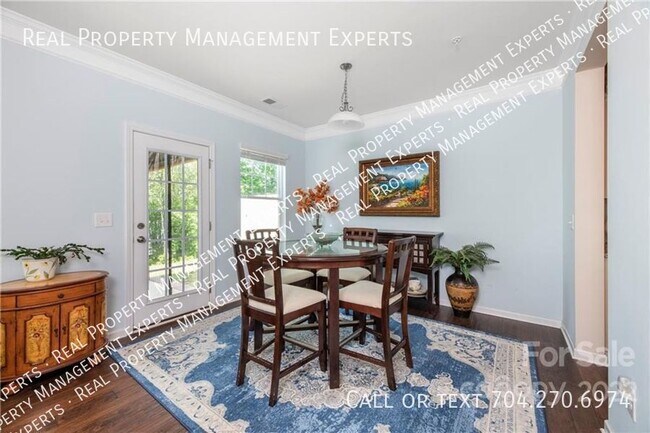 Foto del edificio - Amazing 4 Bed 3.5 Bath Town Home on Lake N...