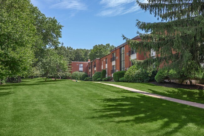 Foto del edificio - Forest Park Apartments