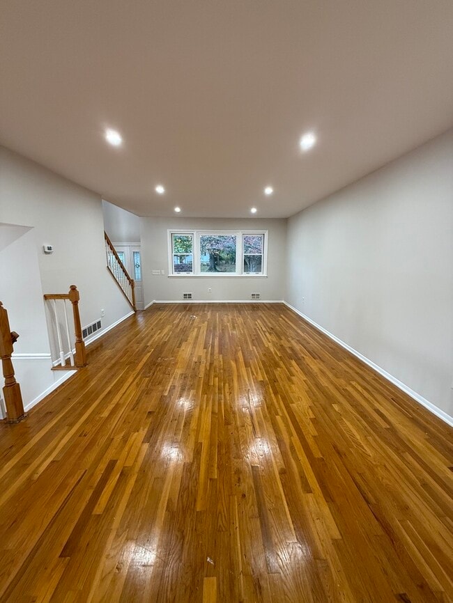 Building Photo - 16 Meadowview Dr