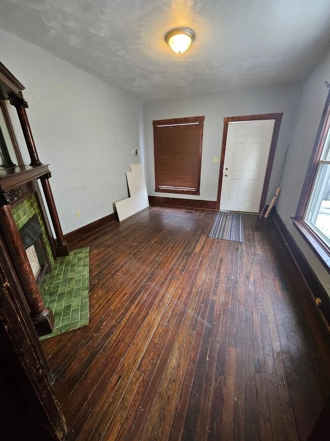 Building Photo - Lower 2 bedroom unit East Side