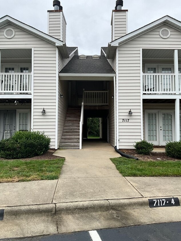 Primary Photo - 7117 W Friendly Ave