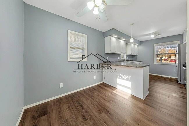 Building Photo - Pet-Friendly 3-Bedroom Gem in Prime Rochester Location
