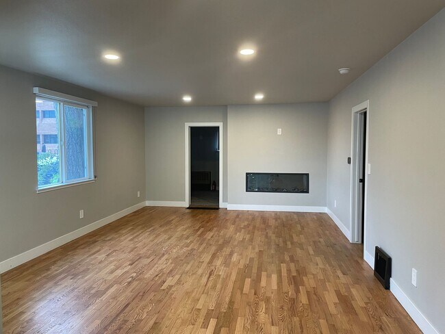 Foto del edificio - OLD TOWN LOUISVILLE 2 Bed 1 Bath CHARMER-$500 Off First Month's Rent!