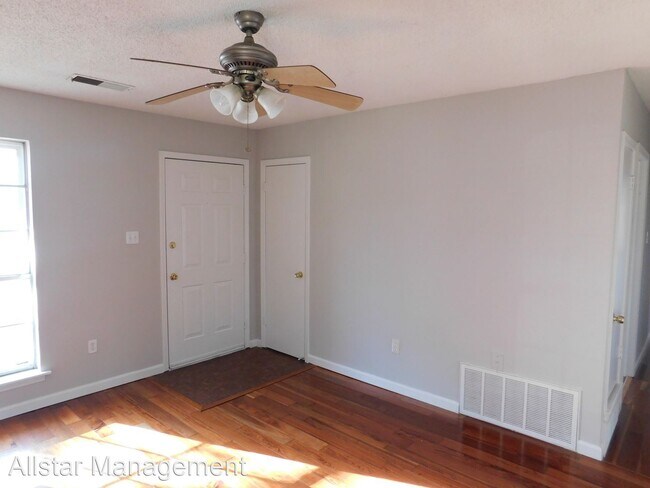 Foto del edificio - 3 br, 1 bath House - 5841 Gray Cove