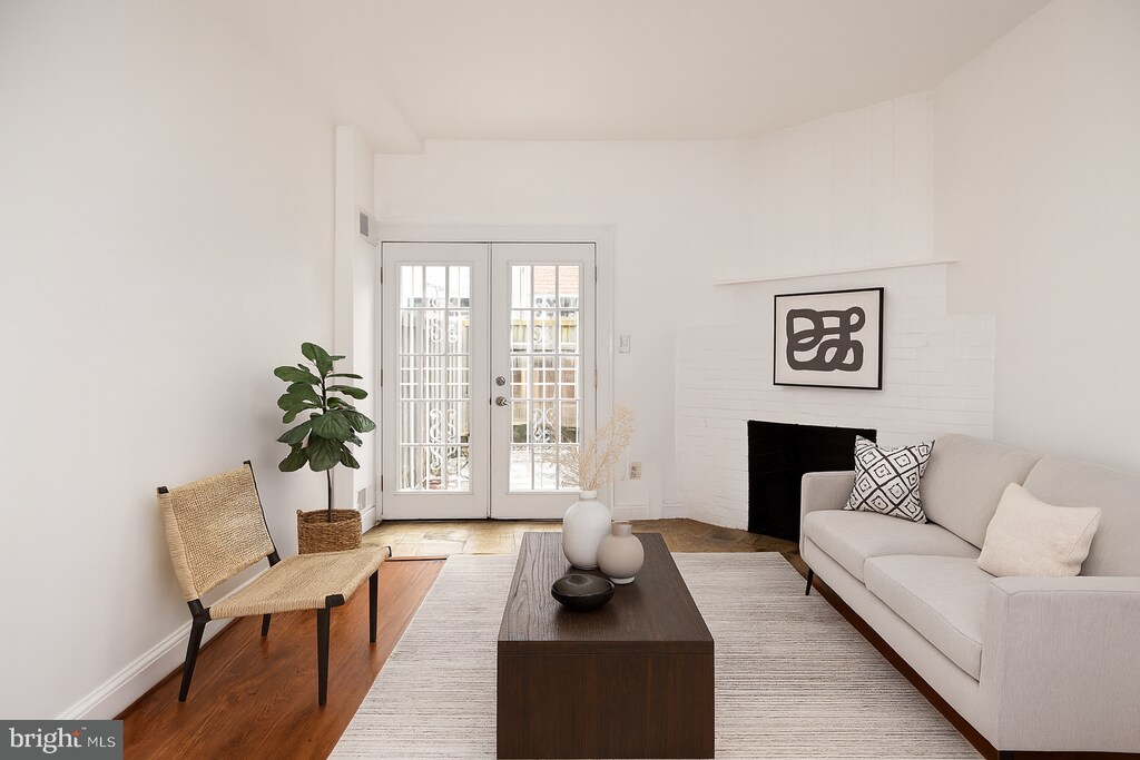 Foto principal - 915 Hughes Mews NW