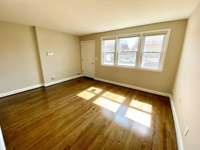 Foto del edificio - Beautifully Updated Three-Bedroom ~ Porch ...