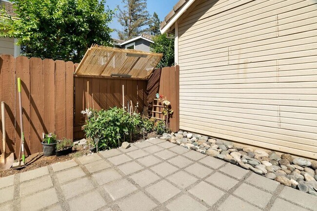 low maintenance backyard - 9449 Laguna Pointe Way