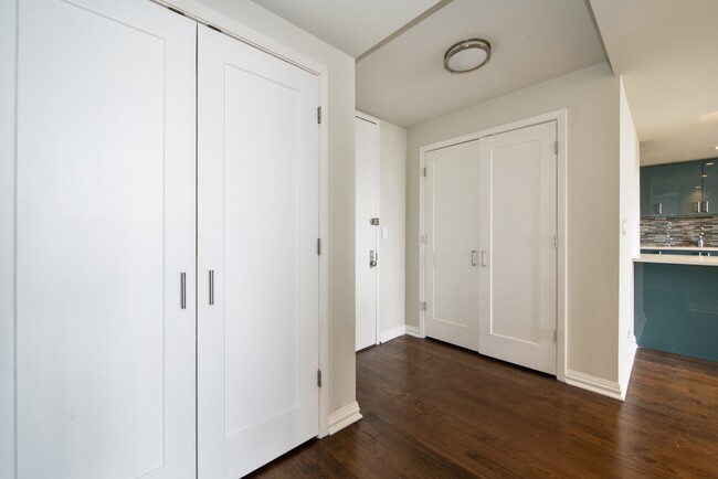 Foto del edificio - 655 W Irving Park Rd