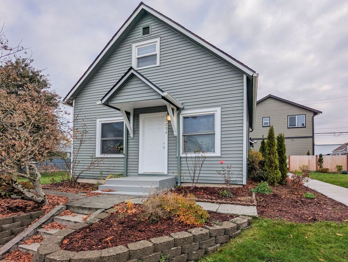 Primary Photo - **Move-In Special** Move in ready 3 bed 1 bath home w/main level bedroom