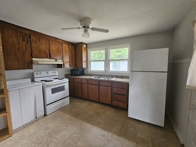 Foto del edificio - "Charming 2-Bedroom Home with Gleaming Hardwood Floors Ready for Move In!