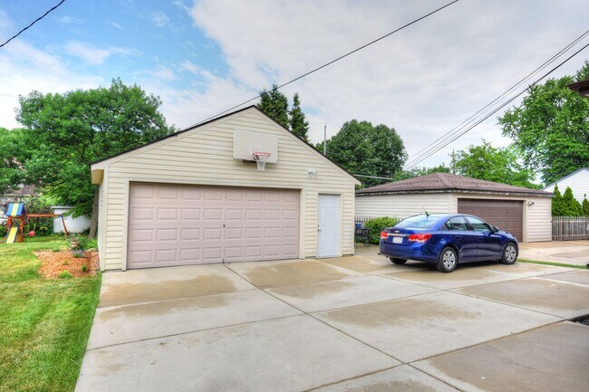 Building Photo - 2537 N 65th St