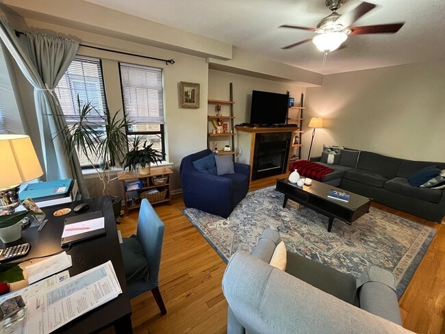 Foto del edificio - Warm Vintage Jumbo 2BR 2Bth w fireplace an...