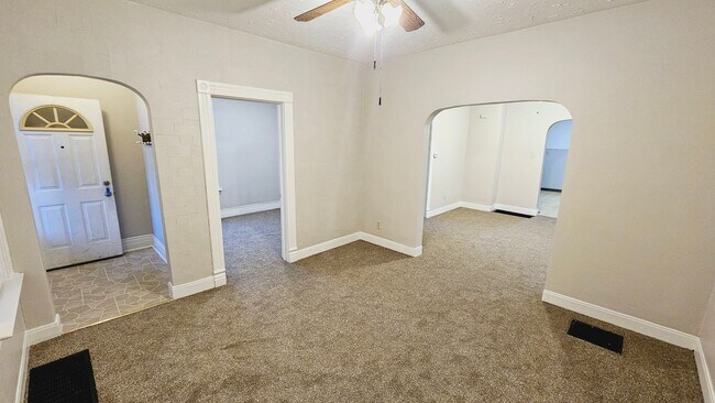 Foto del edificio - 351 East 3rd Street - Single Family Home