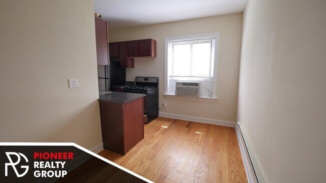 Building Photo - Large Renovated 1 bed in Courtyard building