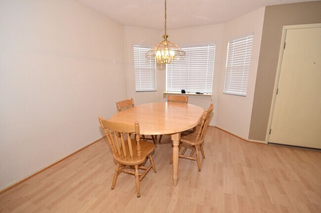 Foto del edificio - Cozy 2 Bedroom Condo on the 2nd Floor At T...