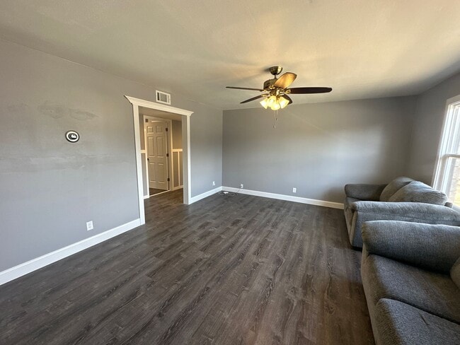 Building Photo - 2 Bedroom Single Family