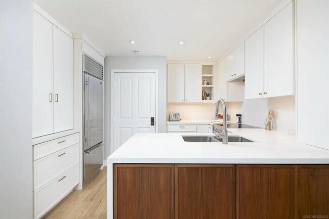 Foto del edificio - "Chic Beachside Living: 1-Bedroom Retreat ...