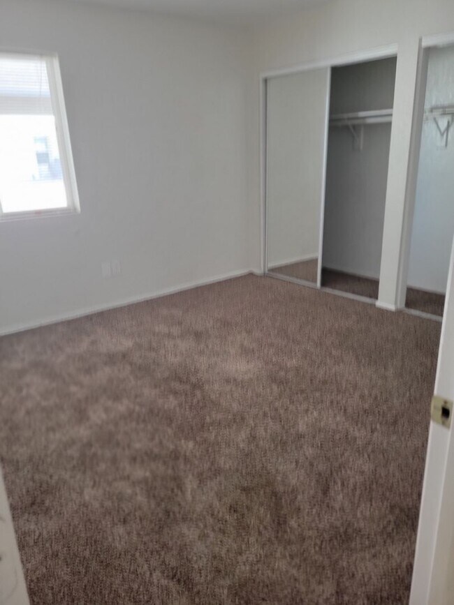 Building Photo - 2 bed 2 bath single story townhome - Gated...