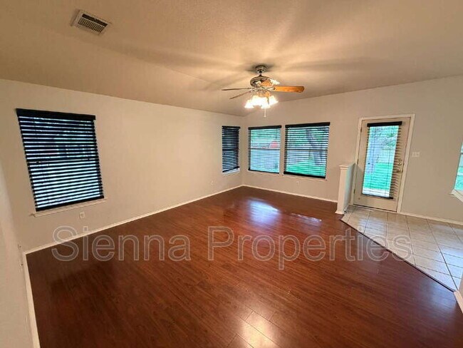 Building Photo - 1006 Reynaldo St