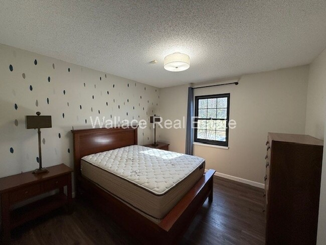 Foto del edificio - UPDATED, SEMI-FURNISHED 3 BEDROOM HOME IN ...