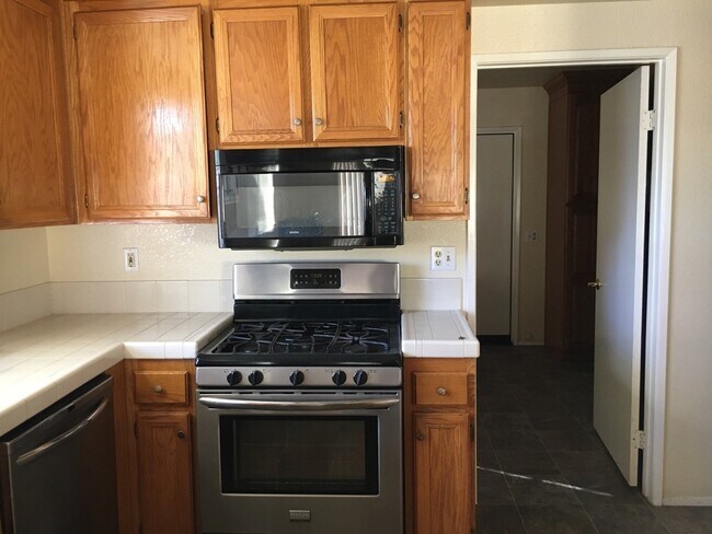 Foto del edificio - Westside location! Beautiful Single Story On Large Corner Lot