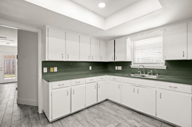 Building Photo - 15302 Spring Hill Ln