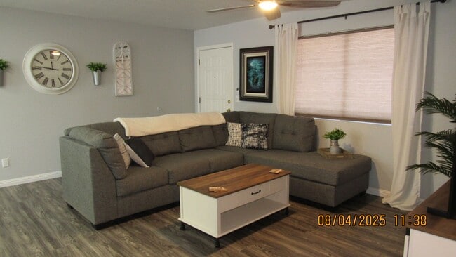 Building Photo - 2 Bedroom 2 bathroom Boat Deep Furnished Home