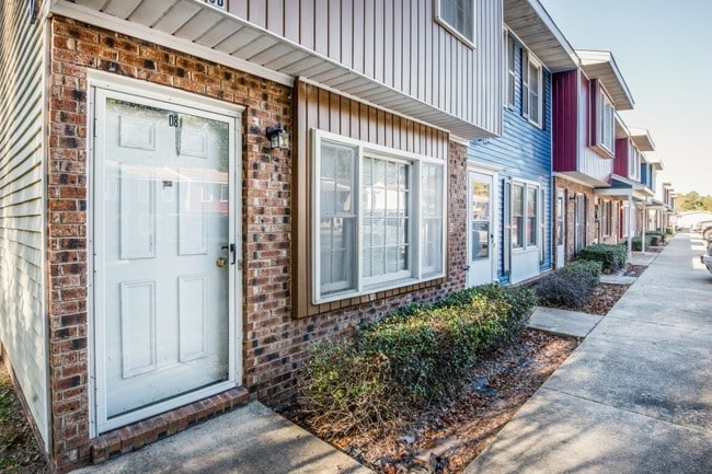 Building Photo - Lakeside Apartments