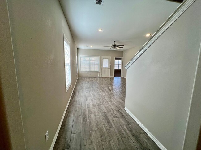 Building Photo - Beautiful 3B/2B Townhome in Chaffee Crossi...